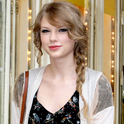  Celebrity Girls on 2pics      Taylor Swift Hot Curly Hairstyle  Celebrity Hairstyles